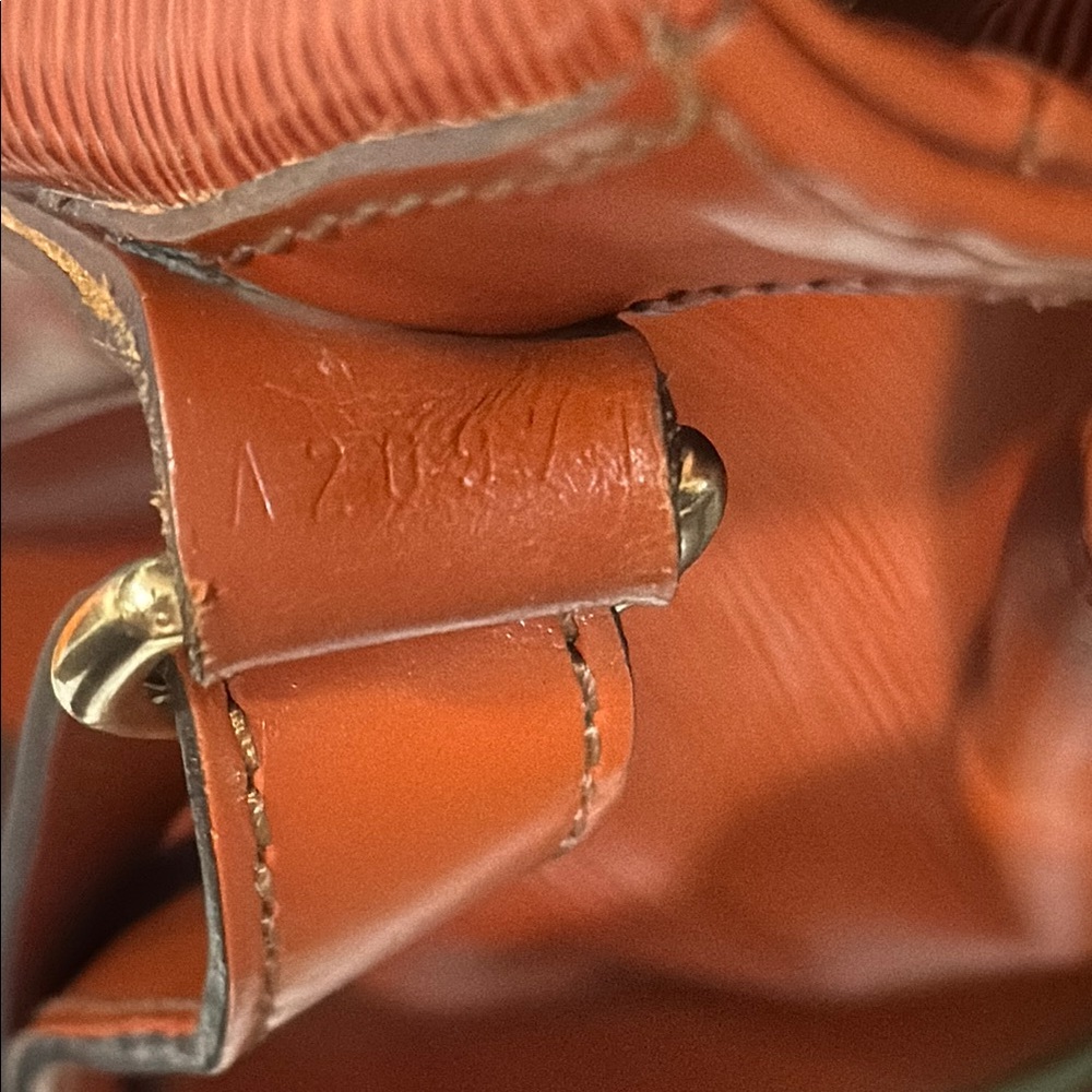 Louis Vuitton Epi Leather Noe MM in Kenyan Fauve - Picture 12 of 15